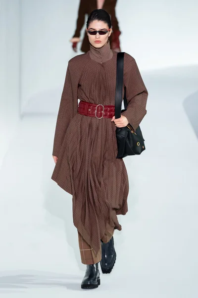 Look 16